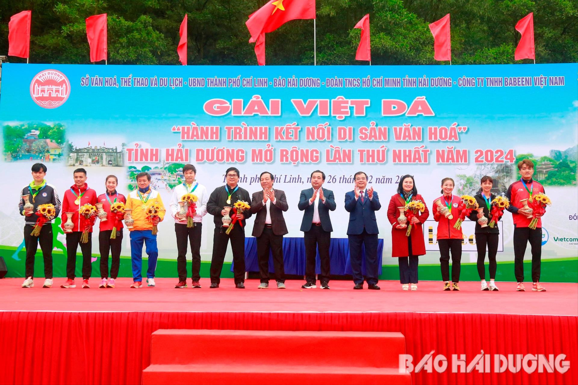 Các đồng chí lãnh đạo tỉnh tặng hoa, kỷ niệm chương các vận động viên tiêu biểu.jpg